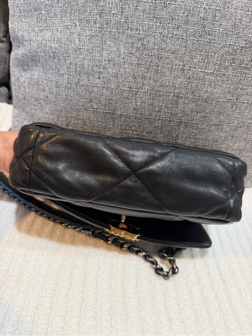 CHANEL Black Quilted Leather Shoulder Bag with Gold Hardware - Picture 9 of 16